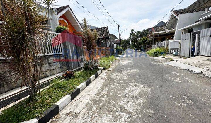 Disewakan Rumah Bangunan 3 Lantai Desigen Minimalis Lokasi Di Perumahan Elit Tenang Dan Nyaman Dekat Kuliner Sulfat Akses Mudah Ke Alun-alun. Semi Furnish  2