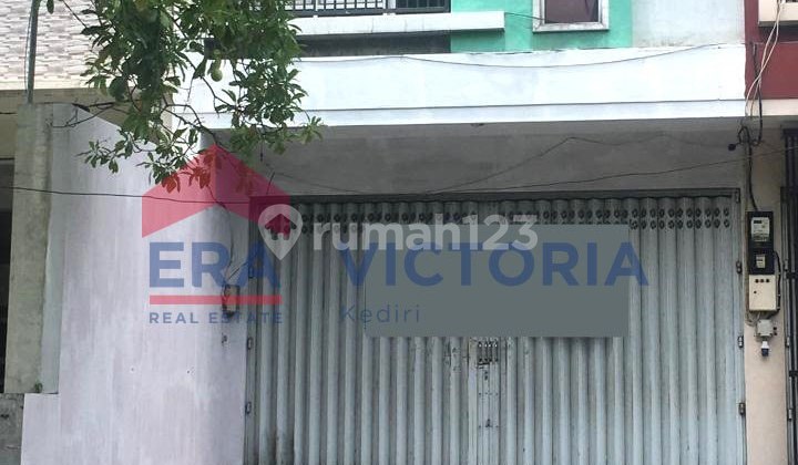 Shop House for Rent, Prime Location in Downtown Kediri, Spacious Parking Area, Suitable for Various Businesses