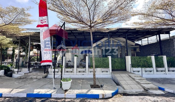 For Sale: Corner House in Front Block Araya. Main Road Location, 2-Story Building with Active Binus Student Boarding, Includes a Shop Building, Move-In Ready Condition. Close to Binus Campus, Persada Hospital, Plaza Araya, Arjosari Terminal, Karanglo Toll Exit. 2