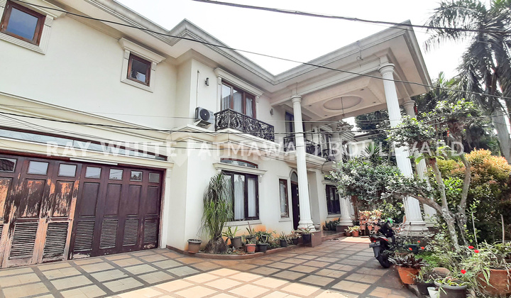 Rumah Megah Dalam Komplet Elite & Strategis, Dekat Stasiun MRT 1