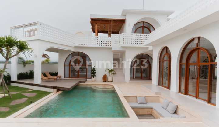 Luxurious Villa in a Prime Location with Views of Rice Fields, Mountains, and Sea, 10 Minutes Walk to the Beach