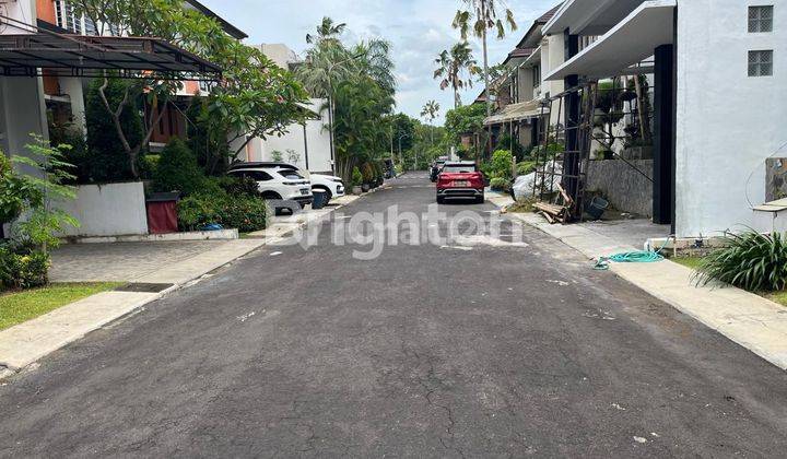 RUMAH MEWAH SEMI FURNISH DUA LANTAI ONE GATE SYSTEM DEKAT PANTAI KUTA  2