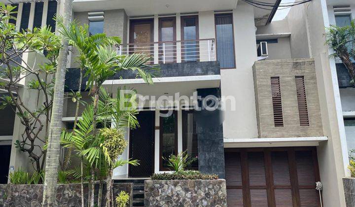 RUMAH MEWAH SEMI FURNISH DUA LANTAI ONE GATE SYSTEM DEKAT PANTAI KUTA  1