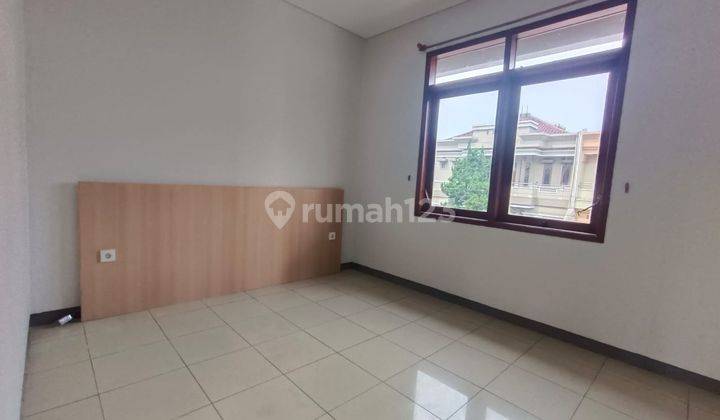 Rumah 2 Lantai Bagus Unfurnished SHM di Taman Sakura , Bandung 2