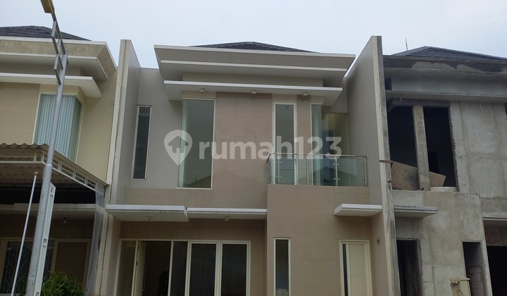 New 2-Story House, Road Row, 4 Car Capacity, Beautiful Satellite Area Near Darmo Permai. 2