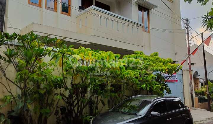 Rumah Mewah Tengah Kota Lingkungan Elit di Manahan Banjarsari 2