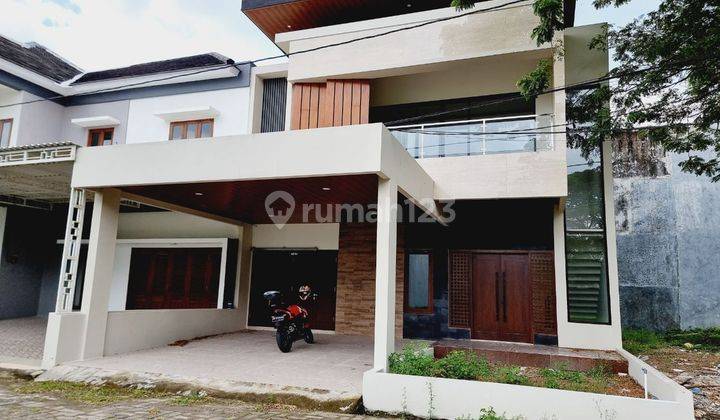 Rumah Mewah Solo Baru 2 Lt dalam Perumahan Elite  1