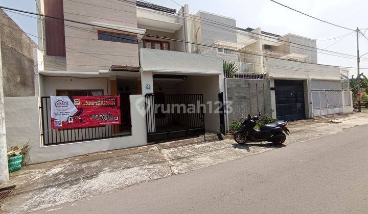 Rumah Kota Solo 2 Lantai Modern Siap Huni  1