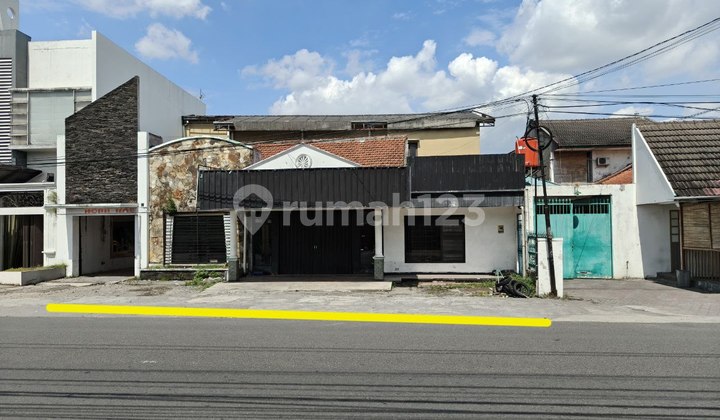 Business Space and Strategic Home in the Center of Solo City Business Space and Strategic Home in the Center of Solo City