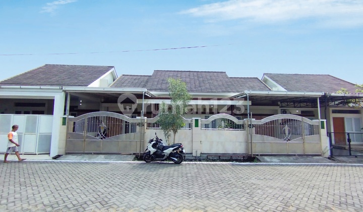 Spacious House in Residential Area Near Rs Oen and Al Azhar Solo Baru