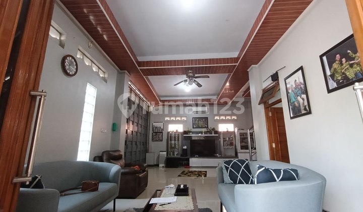 Rumah Mewah Tengah Kota Plus Ruang Usaha Futsal Aktif