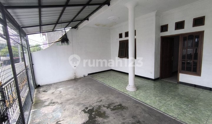 2-Story Secondhand House Near Manahan Banjarsari Solo 2