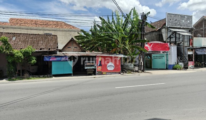 SHM Land on the Side of a Strategic Main Road Hook