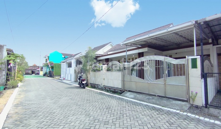 Spacious House in Residential Area Near Rs Oen and Al Azhar Solo Baru