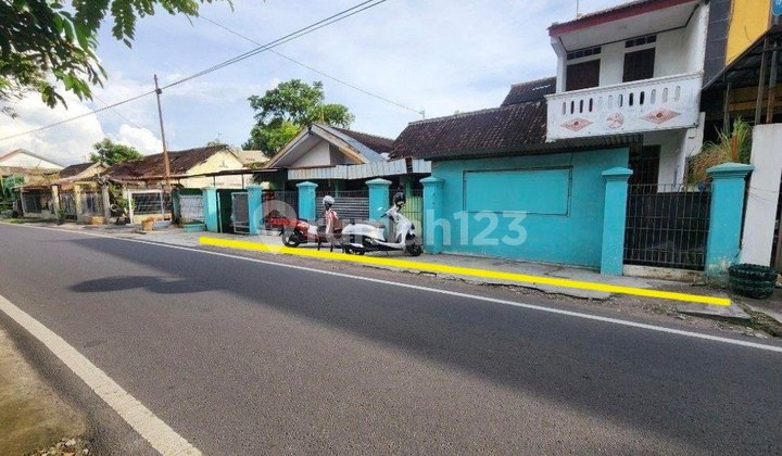 Tanah Tengah Kota Solo Ada Bangunan Rumah Lama 