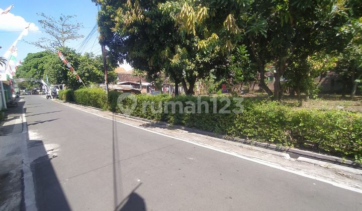 Tanah Pekarangan Dekat Lapangan Gawanan Colomadu Lingkungan Bagus