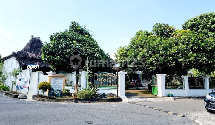 Classic Ethnic House in the Center of Solo City, Spacious, Strategic, Premium. 2