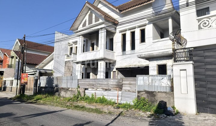 Strategic Luxury House Near Solo Toll Road, Main Road Access, Finishing Stage Strategic Luxury House Near Solo Toll Road, Main Road Access, Finishing Stage