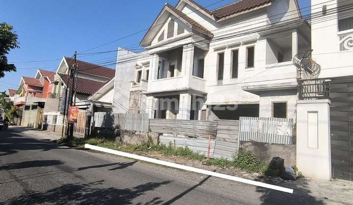 Strategic Luxury House Near Solo Toll Road, Main Road Access, Finishing Stage Strategic Luxury House Near Solo Toll Road, Main Road Access, Finishing Stage