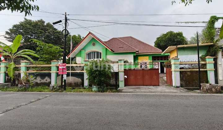 Rumah Dan Ruang Usaha Strategis Tengah Kota Solo Dekat Tol Luas 1099m²