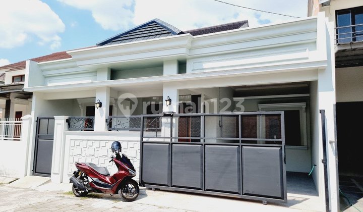 Rumah Baru Cantik Model Klasik Gentan Dekat Mangesti Raya