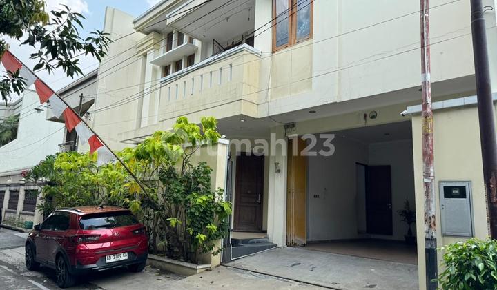 Luxury House in the City Center Elite Environment in Manahan Banjarsari