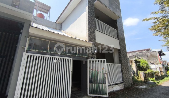 House for Rent Near UNS and Moewardi, 2 Floors, Move-In Ready. House for Rent Near UNS and Moewardi, 2 Floors, Move-In Ready.