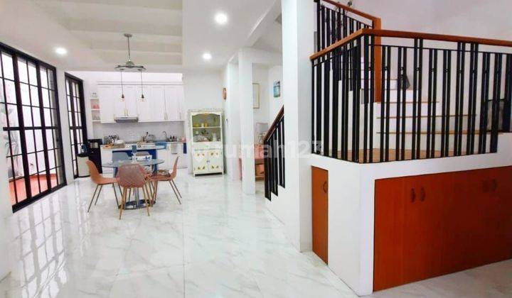 Dijual Rumah Design Modern 3 Lantai di Graha Raya Bintaro 2