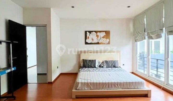 For sale, a comfortable spacious 2-story house in sector 9 bintaro, ready to occupy. 2