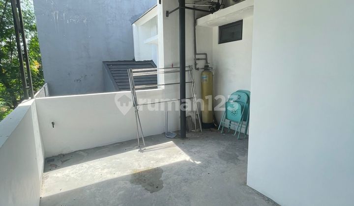 A nice renovated house in Graha Raya is for sale, ready to occupy. A nice renovated house in Graha Raya is for sale, ready to occupy.