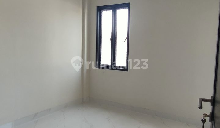 For sale, ready-to-occupy house in the beautiful Bukit Nusa Indah, close to the train station. 2