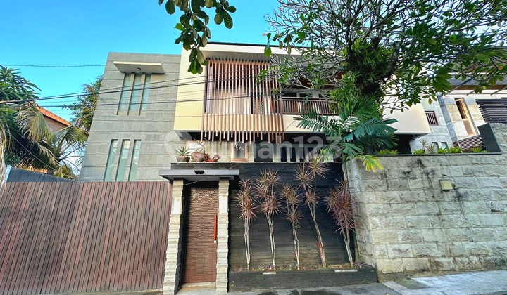 Rumah Semi Villa Elite dengan 5 Kamar Tidur di Gatsu Barat Denpasar