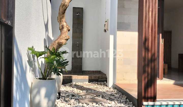 Yearly Rental 3 Bedrooms Villa Furnished Ricefield View In Kerobokan Bali 2