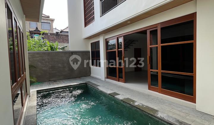 Sewa Villa Baru 3 Kamar Tidur Semi Furnish di Kerobokan Dekat Canggu Bali