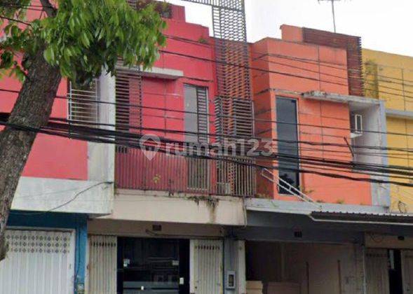 Ruko Strategis Disewakan di Pinggir Jalan Raya Tidar Parkir Luas 1