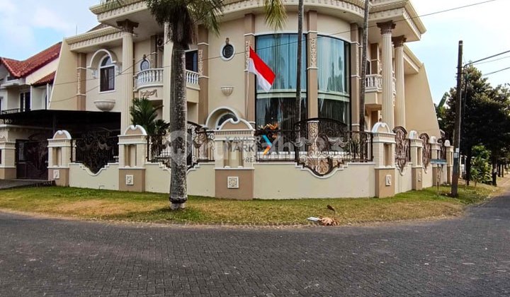 Rumah Mewah Klasik Full Furnished di Perumahan Elit Araya Blimbing, Kota Malang