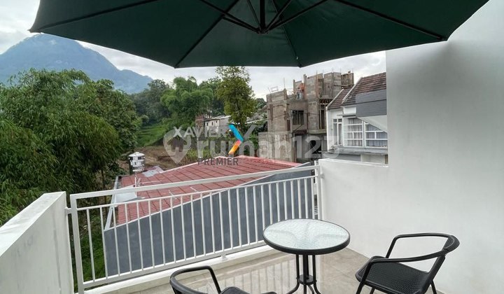 Villa Minimalis Cantik, With Prived Poll dan View Pegunungan di Kota Batu