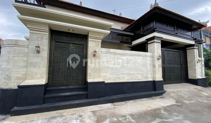 2-Story House with Rice Field View Near Singaraja Beach