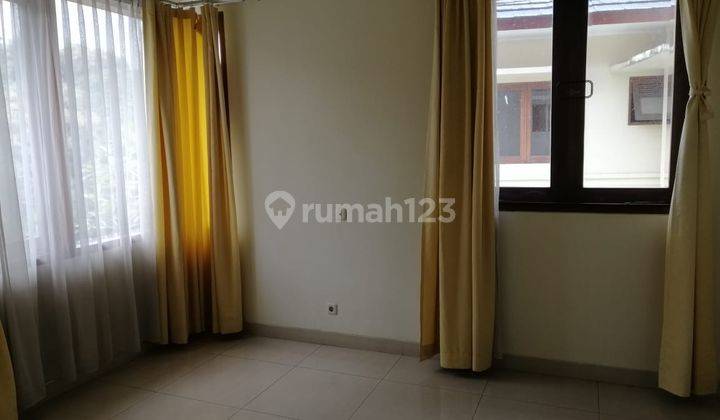 kamar tidur rumah cluster mewah di palm