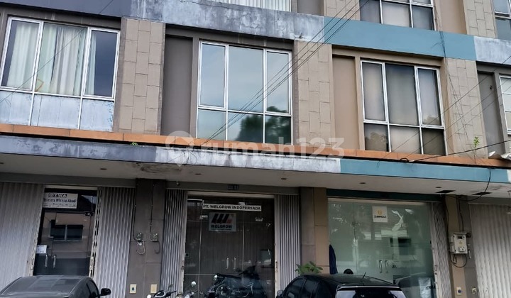 Ruko Premium Siap Pakai untuk Usaha di Jalan Puri Anjasmoro 1