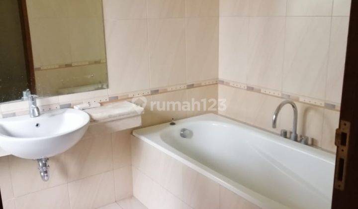 kamar mandi rumah cluster mewah di palm