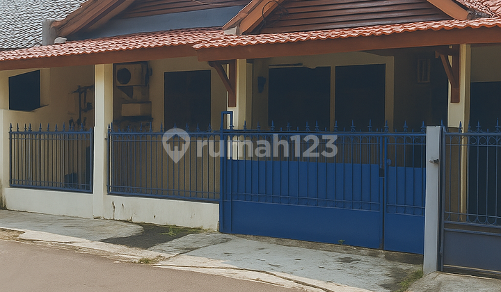 Dijual Rumah Luas Hadap Taman, Lokasi Strategis di Villa Pamulang