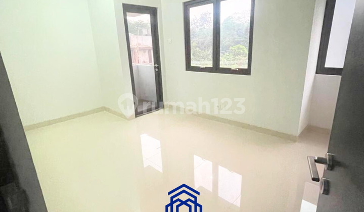 Dijual Rumah Hook 2 Lantai Siap Huni, Lokasi Super Strategis di Depok 2