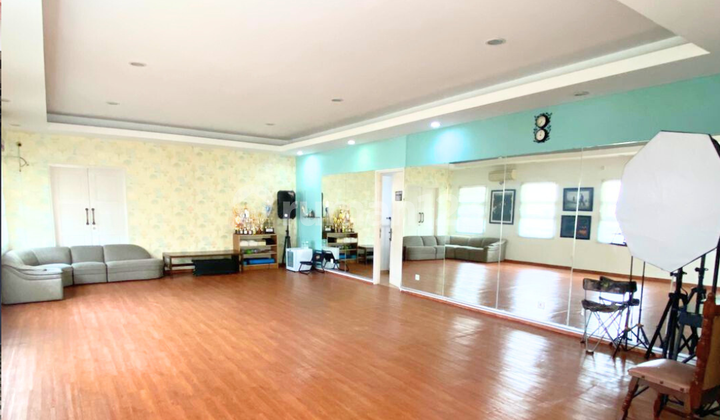 3-Story Building House Plus Rooftop, Wide Road. 5 Minutes Walk to Pondok Indah Mall