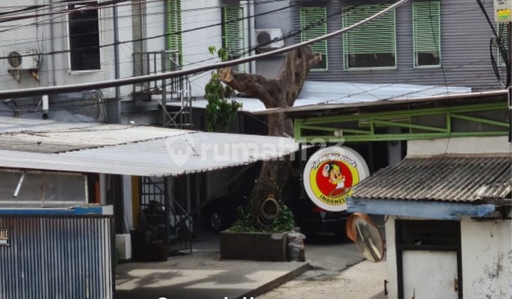 Ruang Usaha Showroom