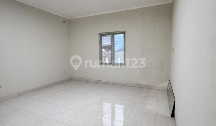 Dijual Murah Rumah Hoek 2 Lantai Muara Karang 2