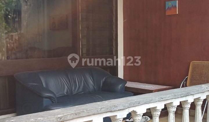 For sale, an old house on Jalan Catur Pancoran behind Bidakara. 2