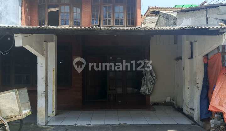 Rumah Murah Layak untuk Ruang Usaha Dekat Pasar Bedeng di Jalan Cempaka Sari 3