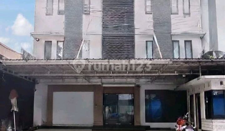 Cheap 3.5-Story Shophouse in Kebayoran Baru Area