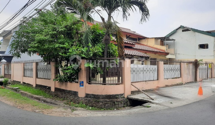 Rumah Hook Di Tanjung Duren Bagus Halaman Luas